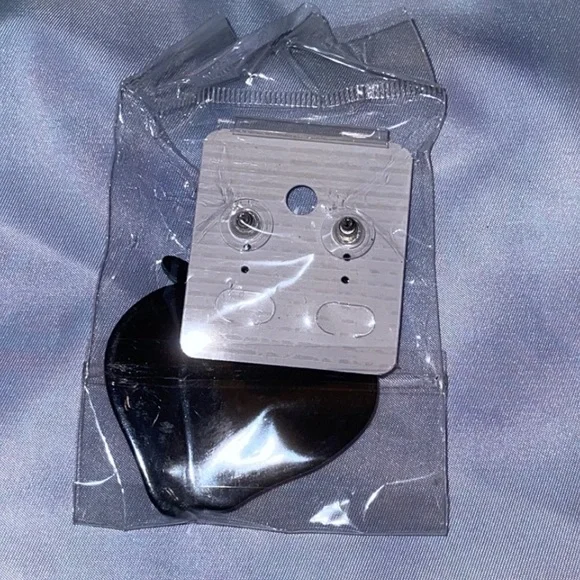 NEW IN PACKAGE Strawberry Acrylic Earrings - Picture 5 of 5